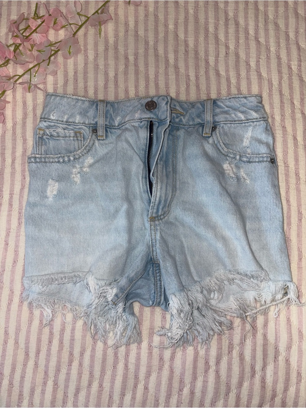 Dynamite Claudia Light Washed Jean Shorts